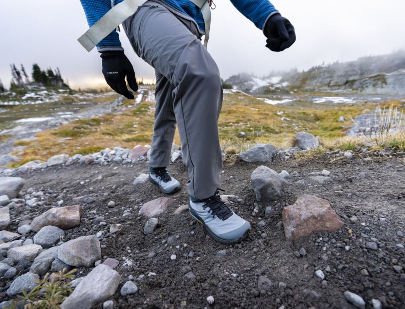 TRAILVENTURE 2 Topo Athletic Men 8FZ0V98 Stone/Navy Footwear