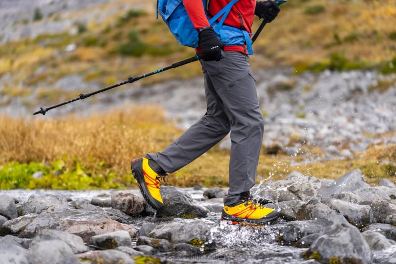 TRAILVENTURE 2 WP Topo Athletic Men 8FZ0V80 Mango/Black Footwear